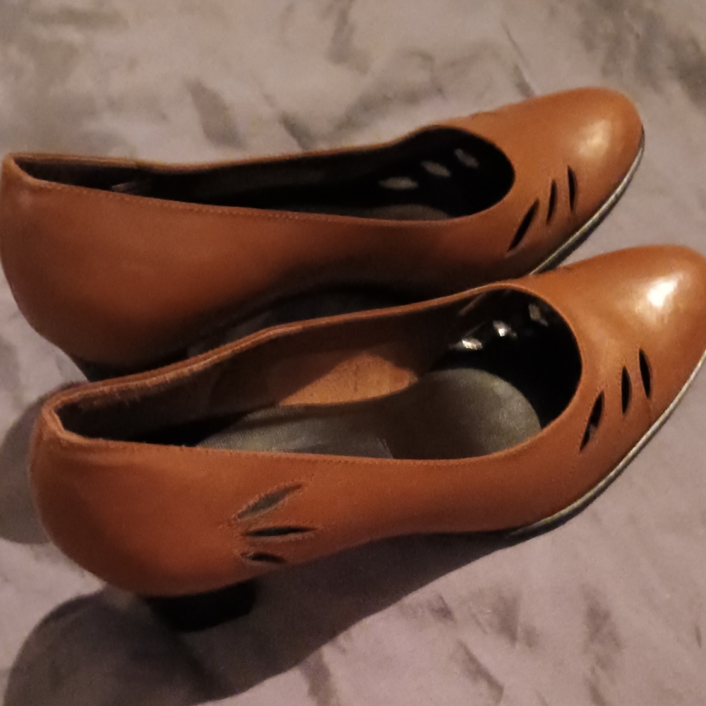 Size 8.5 Aigner Womens leather heels - vintage 90s - Never Worn!